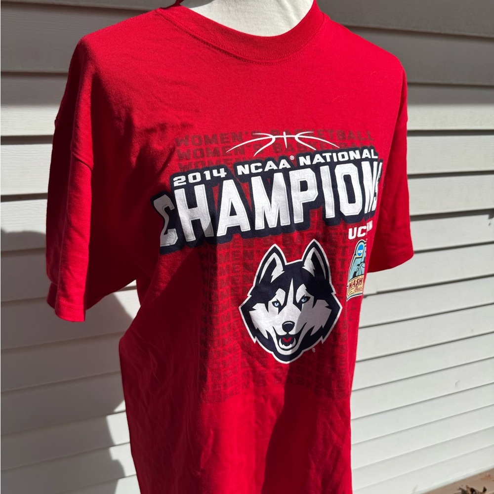 UCONN VINTAGE UNIVERSITY t-shirt 2014 NCAA